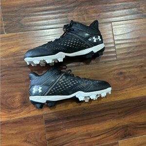 Under Armour Black and White Sports Cleats, 9.5 Baseball cleats